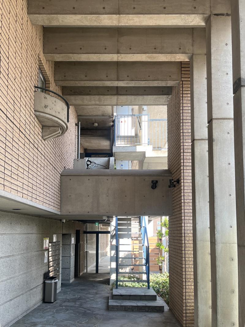 大阪市平野区長吉出戸3丁目の賃貸物件/1階ロビー。光の入り方が綺麗で、築年1995年とは思えないような近代的な空間。