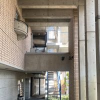 大阪市平野区長吉出戸3丁目の賃貸物件/1階ロビー。光の入り方が綺麗で、築年1995年とは思えないような近代的な空間。