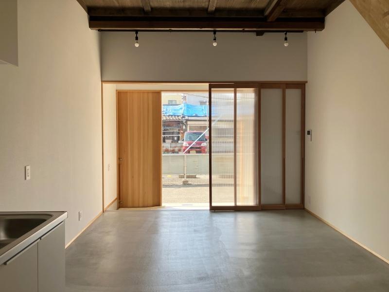 大阪市東成区中本5丁目の賃貸物件/特徴的な大きなFIX窓。