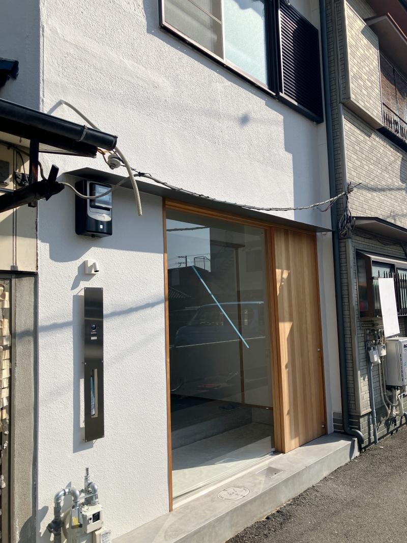 大阪市東成区中本5丁目の賃貸物件/大きなガラス窓が目を惹きます。