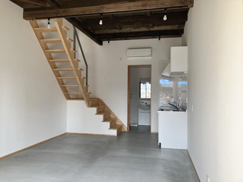 大阪市東成区中本5丁目の賃貸物件/土間仕上げの床と、木梁あらわしの天井が抜群の相性の良さ。