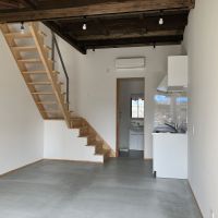 大阪市東成区中本5丁目の賃貸物件/土間仕上げの床と、木梁あらわしの天井が抜群の相性の良さ。