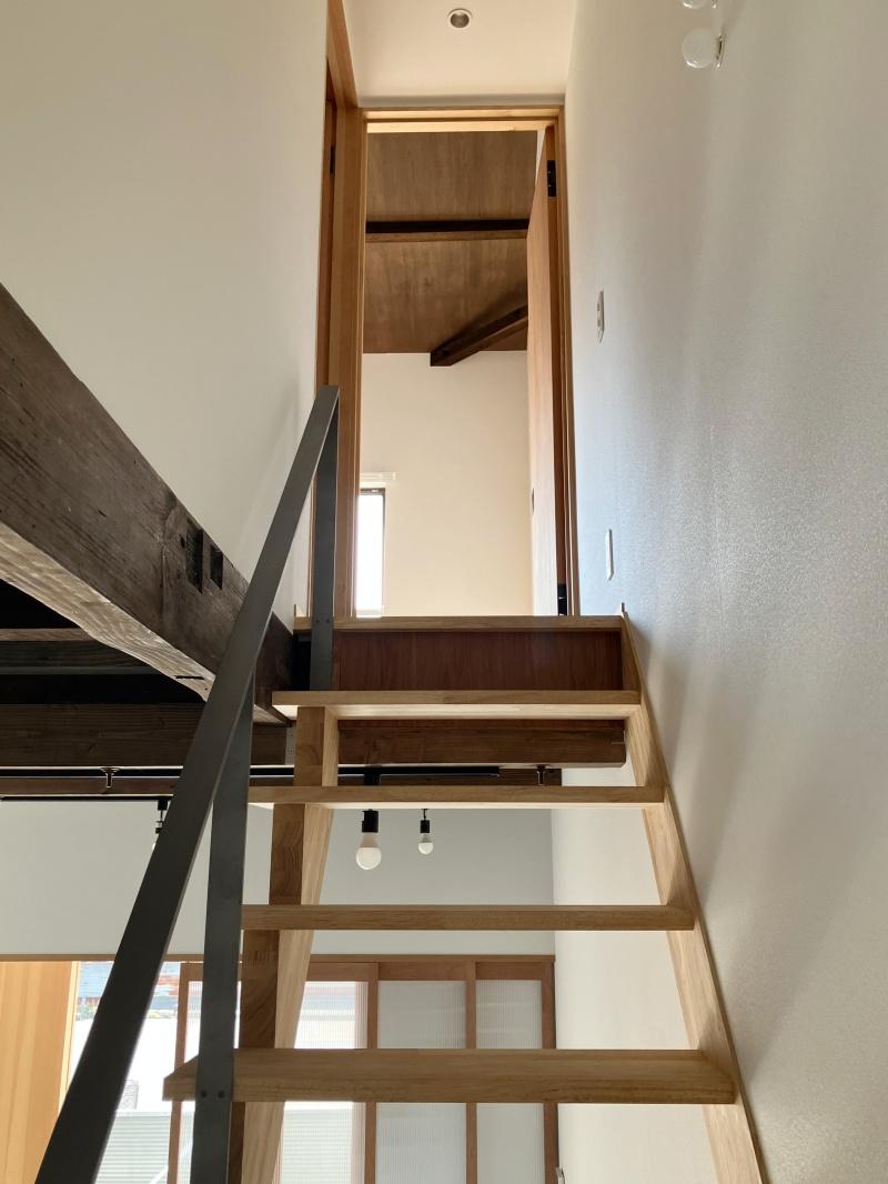 大阪市東成区中本5丁目の賃貸物件/光が木越しに壁に優しく反射する。