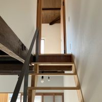 大阪市東成区中本5丁目の賃貸物件/光が木越しに壁に優しく反射する。