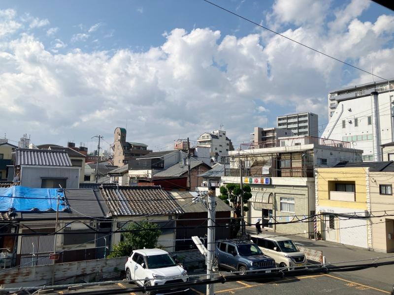 大阪市東成区中本5丁目の賃貸物件/西側窓からは、サウナ付きレトロモダン銭湯が見えます。