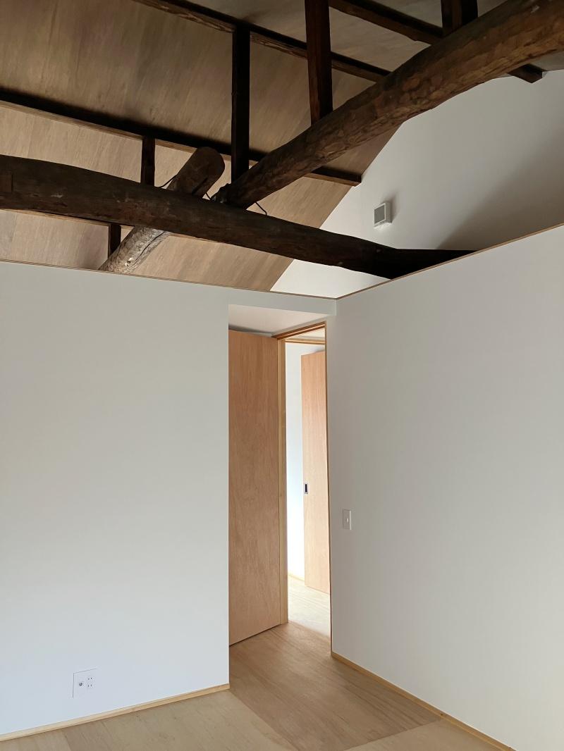 大阪市東成区中本5丁目の賃貸物件/こっくりブラウンの梁がかっこいい。