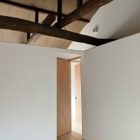 大阪市東成区中本5丁目の賃貸物件/こっくりブラウンの梁がかっこいい。