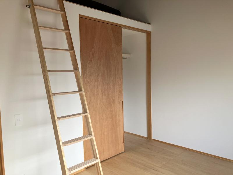大阪市東成区中本5丁目の賃貸物件/西側にも収納、そしてはしご。