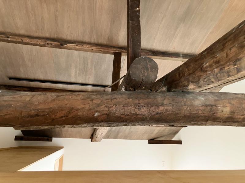 大阪市東成区中本5丁目の賃貸物件/はしごを登ると立派な梁を間近で観察できます。