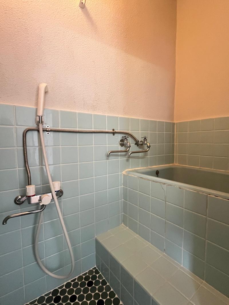 大阪市西区京町堀3丁目の賃貸物件/浴室。床のタイルが可愛らしい。