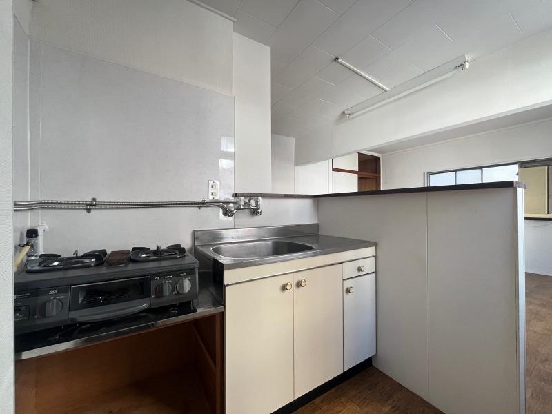 大阪市西区京町堀3丁目の賃貸物件/キッチンはカウンターで仕切られています。