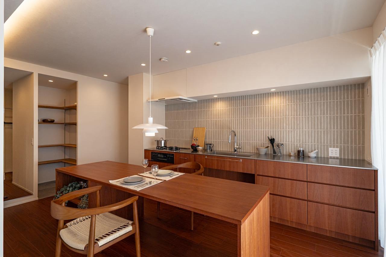 大阪府大阪市中央区谷町5丁目の売買物件/白を基調とし、木の温もりも感じる事の出来る室内