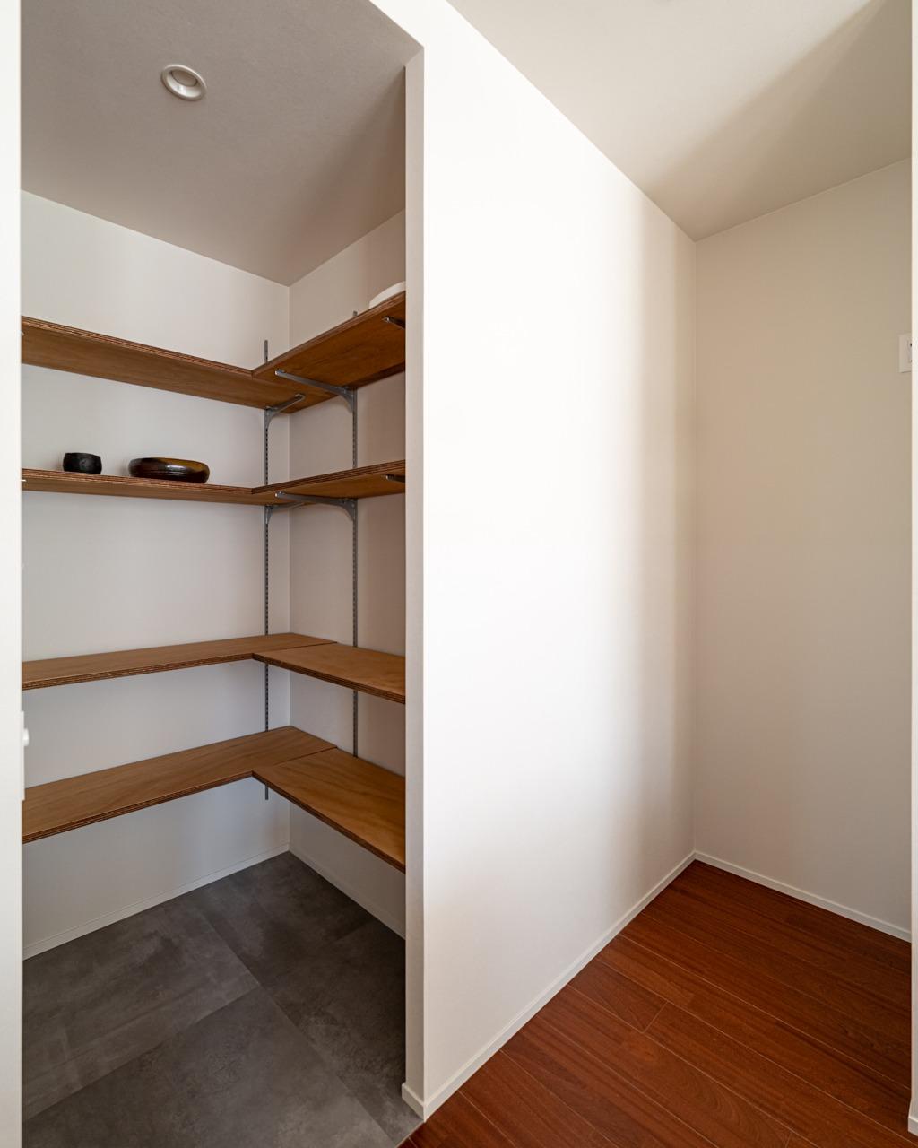 大阪府大阪市中央区谷町5丁目の売買物件/パントリーも広く使い勝手が良さそうです。