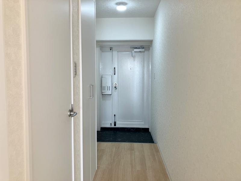 大阪府池田市神田１丁目の賃貸物件/廊下には扉付き収納。