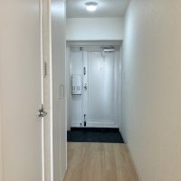 大阪府池田市神田１丁目の賃貸物件/廊下には扉付き収納。