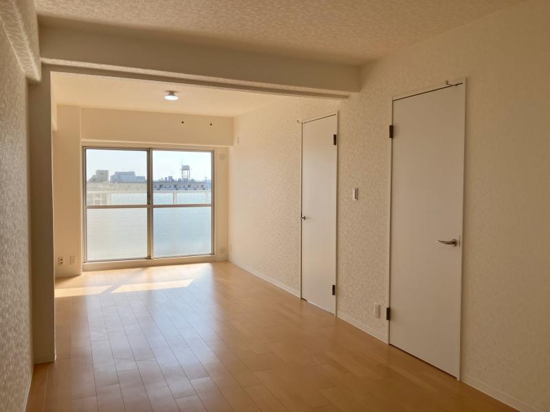 大阪府池田市神田１丁目の賃貸物件/LDK。右側には洋室への扉が二つ。