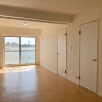 大阪府池田市神田１丁目の賃貸物件/LDK。右側には洋室への扉が二つ。