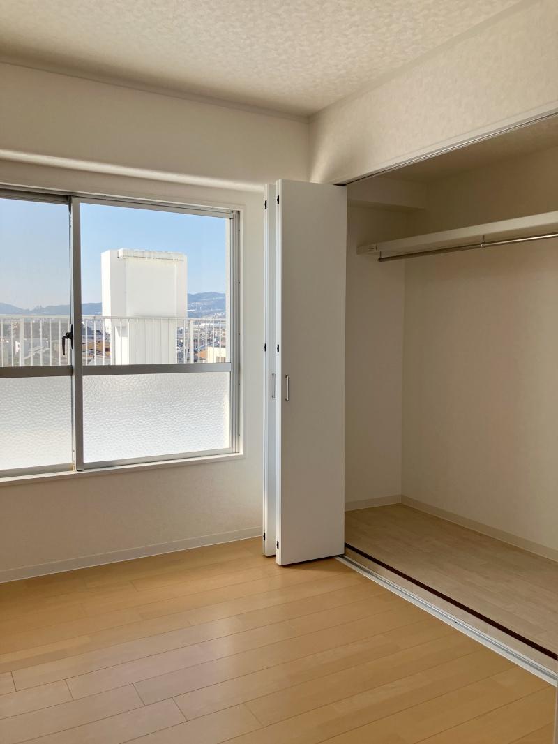 大阪府池田市神田１丁目の賃貸物件/ルーフバルコニーへと繋がる洋室4.5帖。大きなクローゼット付き。