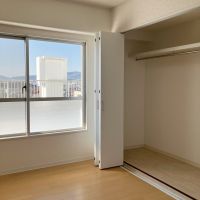 大阪府池田市神田１丁目の賃貸物件/ルーフバルコニーへと繋がる洋室4.5帖。大きなクローゼット付き。