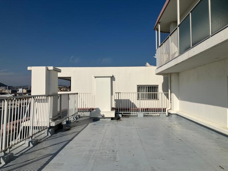 大阪府池田市神田１丁目の賃貸物件/北側は視界が遮られる？いやいや、青と白のコントラストが涼しげでいいじゃない。