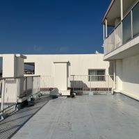 大阪府池田市神田１丁目の賃貸物件/北側は視界が遮られる？いやいや、青と白のコントラストが涼しげでいいじゃない。