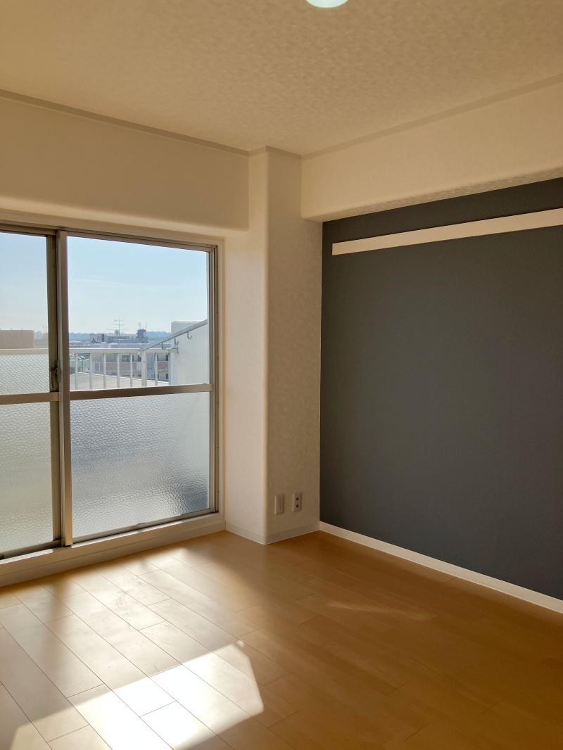 大阪府池田市神田１丁目の賃貸物件/もうひとつの洋室は、南側に開口があり明るい。