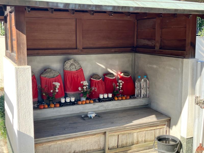 大阪府池田市神田１丁目の賃貸物件/物件近くの住宅地でお地蔵さんを発見！等間隔に並べられたお供物にこの地域の為人を感じてほっこり。