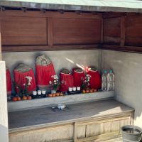 大阪府池田市神田１丁目の賃貸物件/物件近くの住宅地でお地蔵さんを発見！等間隔に並べられたお供物にこの地域の為人を感じてほっこり。