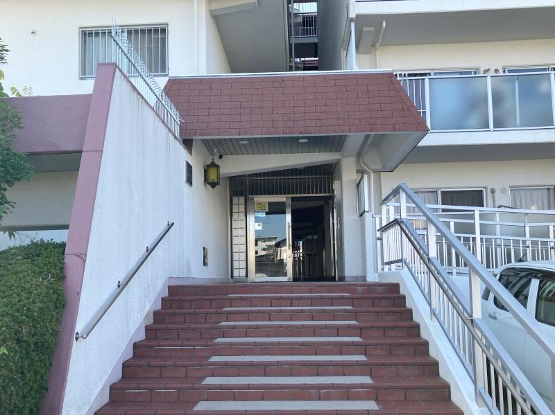 大阪府池田市神田１丁目の賃貸物件/マンション入り口。