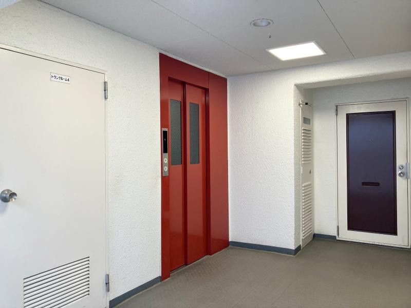 大阪府池田市神田１丁目の賃貸物件/真っ赤なエレベーター扉がキュート。
