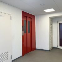 大阪府池田市神田１丁目の賃貸物件/真っ赤なエレベーター扉がキュート。