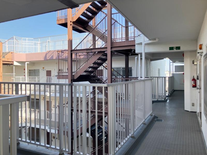 大阪府池田市神田１丁目の賃貸物件/共用廊下は吹き抜けているので明るい。