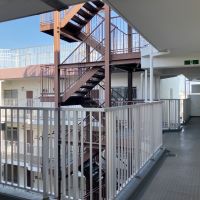 大阪府池田市神田１丁目の賃貸物件/共用廊下は吹き抜けているので明るい。