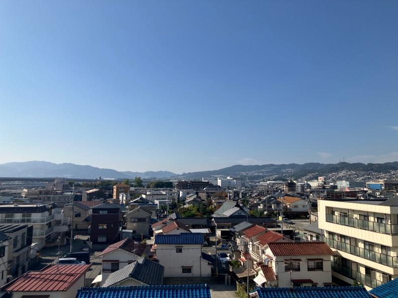 大阪府池田市神田１丁目の賃貸物件/住宅と山。