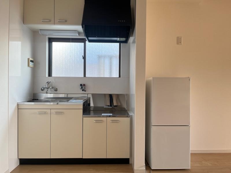 大阪府大阪市西区九条１丁目の賃貸物件/冷蔵庫付きのキッチン。（冷蔵庫は不要であれば撤去可能です）
