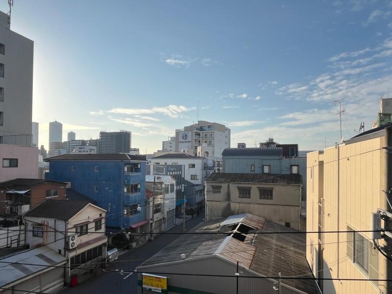 大阪府大阪市西区九条１丁目の賃貸物件/眺望。周りに低い建物が多く、抜け感があります。