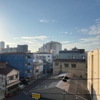 大阪府大阪市西区九条１丁目の賃貸物件/眺望。周りに低い建物が多く、抜け感があります。