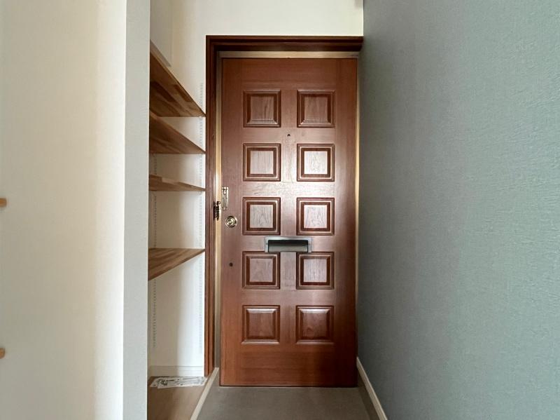 大阪府大阪市西区九条１丁目の賃貸物件/玄関扉はレトロな味わい。