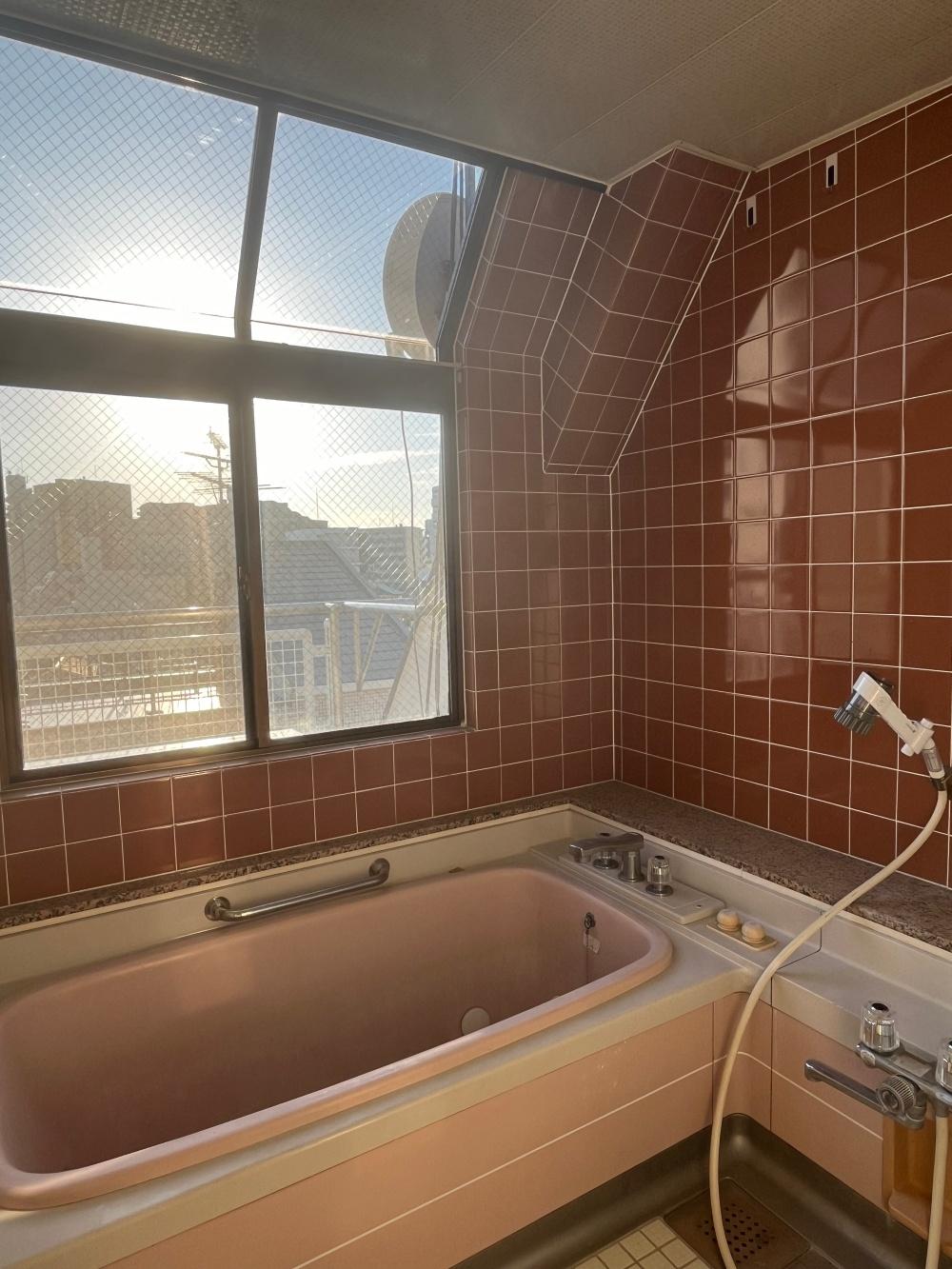 大阪府大阪市阿倍野区三明町の賃貸物件/お風呂の窓もこんな感じって、予想を上回ってきました。