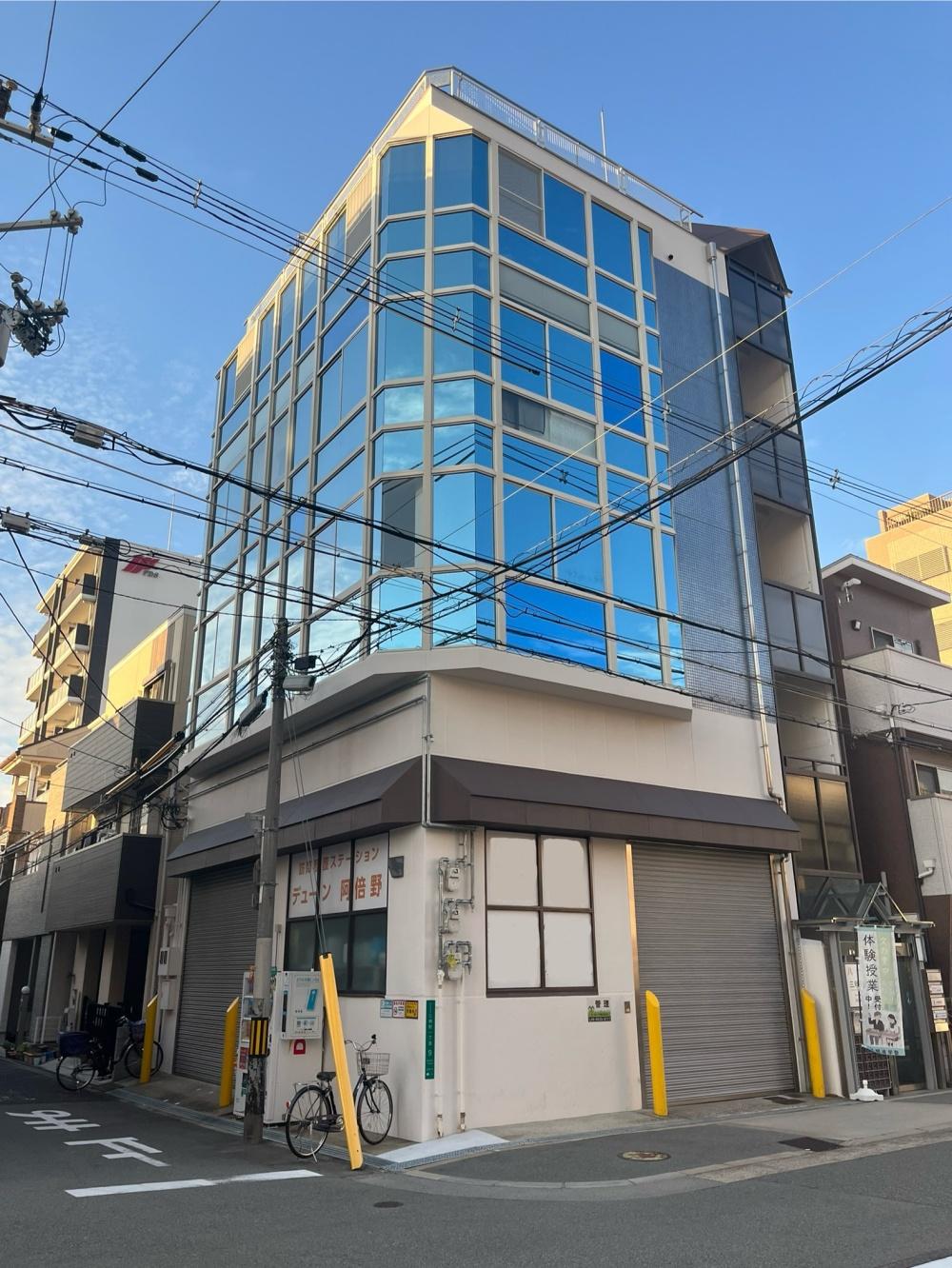 大阪府大阪市阿倍野区三明町の賃貸物件/見るからに楽しい、クリスタルなビル。