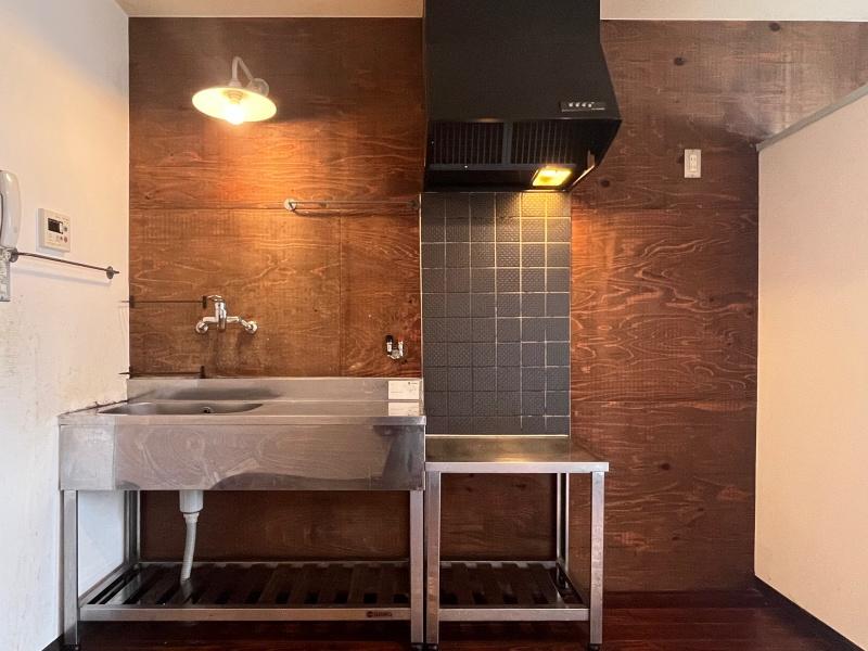 大阪市住吉区大領5丁目の賃貸物件/照明がこのキッチンにマッチしており、前の住人のこだわりを感じます。