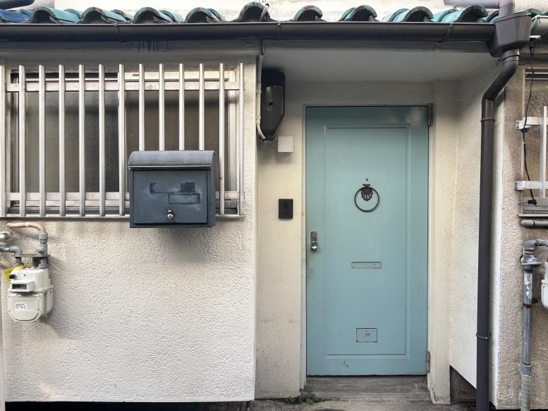 大阪市住吉区大領5丁目の賃貸物件/扉の水色がトレードマーク。