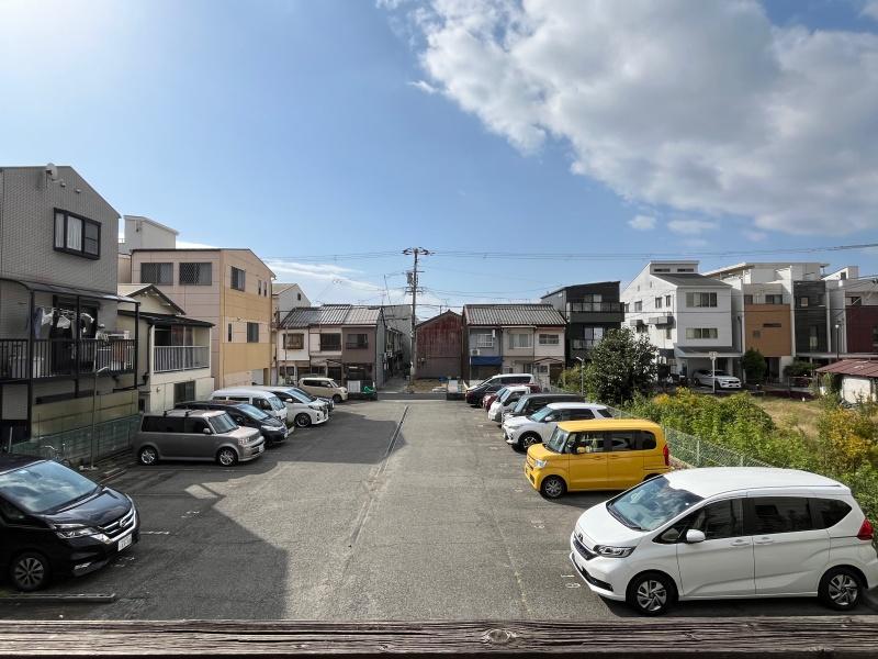 大阪市住吉区大領5丁目の賃貸物件/前は駐車場。景色が抜けており、気持ち良い。
