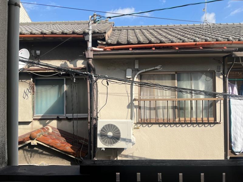 大阪市住吉区大領5丁目の賃貸物件/こっちにも、こぢんまりとしたバルコニーがあります。このご近所感もいい。