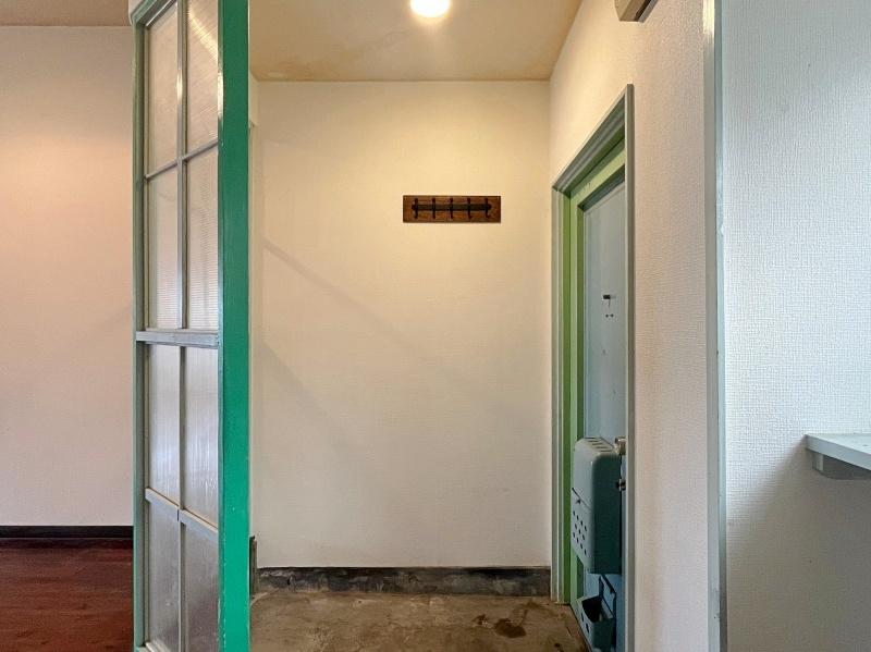 大阪市住吉区大領5丁目の賃貸物件/玄関もしっかりDIYされています。