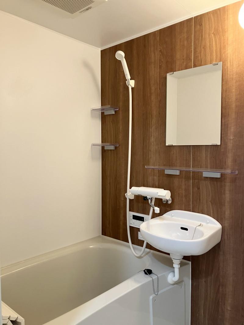 大阪府寝屋川市清水町の賃貸物件/浴室。洗面は一体型です。