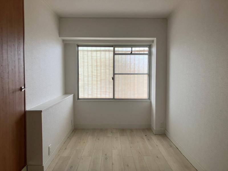 大阪府寝屋川市清水町の賃貸物件/西側の洋室。陽は直接入らないですが、十分明るい。