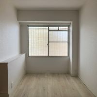 大阪府寝屋川市清水町の賃貸物件/西側の洋室。陽は直接入らないですが、十分明るい。