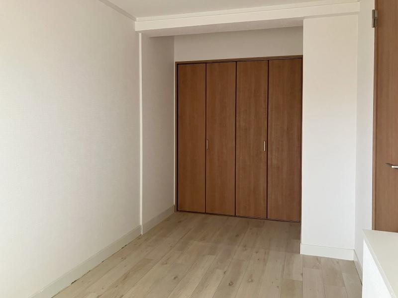 大阪府寝屋川市清水町の賃貸物件/反対側には大きなクローゼット。