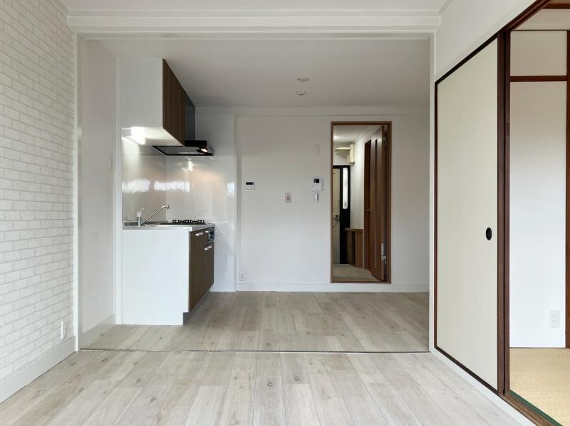 大阪府寝屋川市清水町の賃貸物件/開口側からリビングを見る。